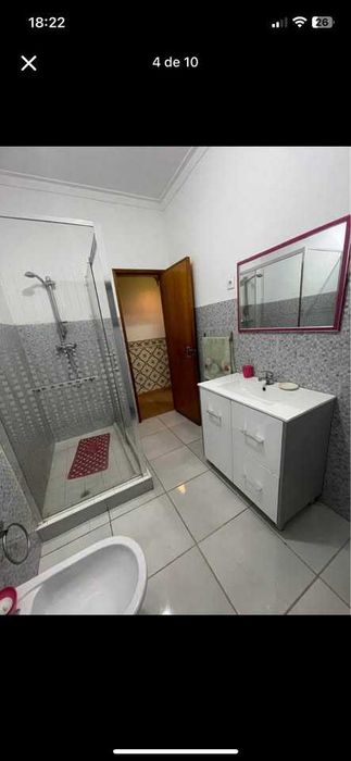 Arrendo quarto disponível em moradia T4 térrea com quintal, zona de Pinhal Novo