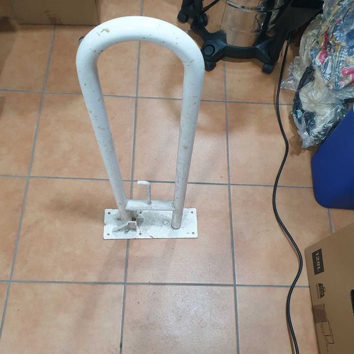 Barra de apoio removível em bom estado