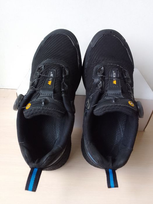 Кросівки міцні  40 розмір