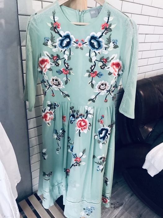 Шикарна сукня з вишивкою від Asos
