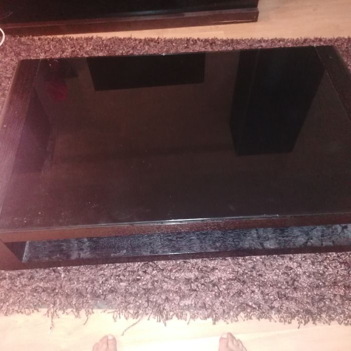 Mesa de centro em madeira maciça preta com tampo em vidro