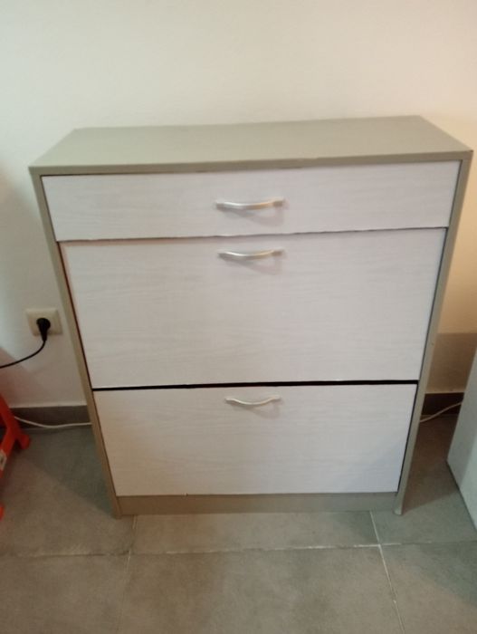 Vendo sapateira  cinza e branca