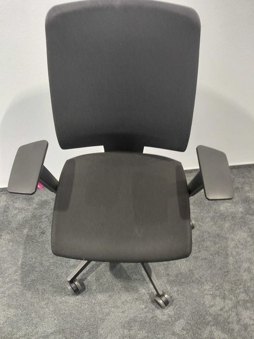 Czarny fotel biurowy, marka Profim Light Up, krzesło biurowe