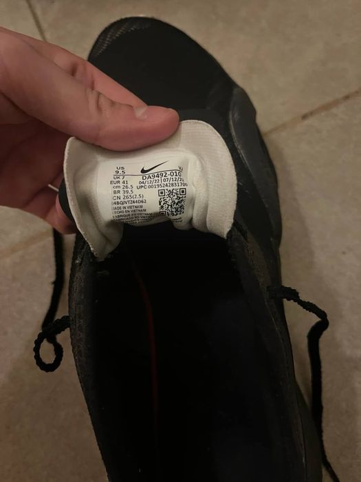 Кросівки nike.