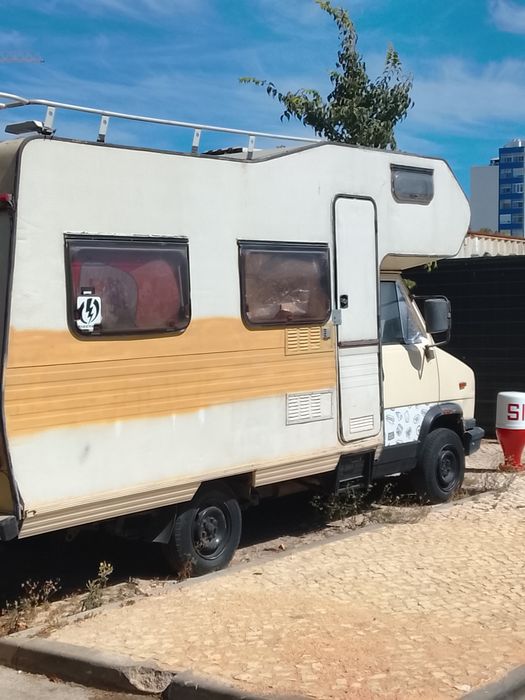 Autocaravana acidentada o resto com tudo bom interior  para quem tiver espaço e interesse em reparar tem aqui boa oportunidade é antiga pneus novos