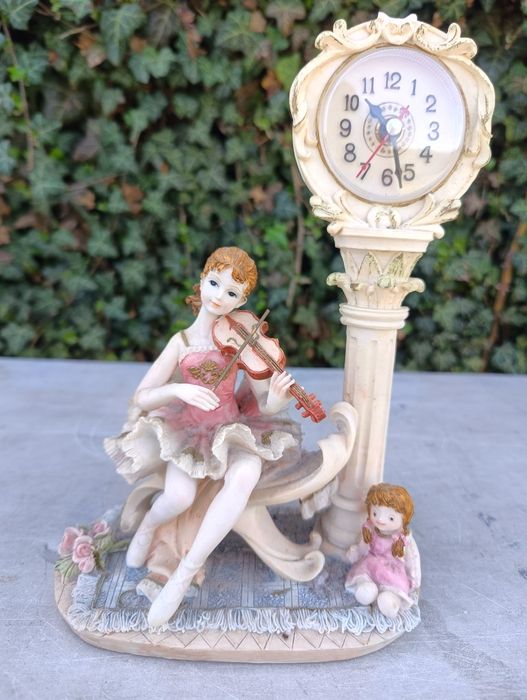 Figurka z żywicy z zegarkiem