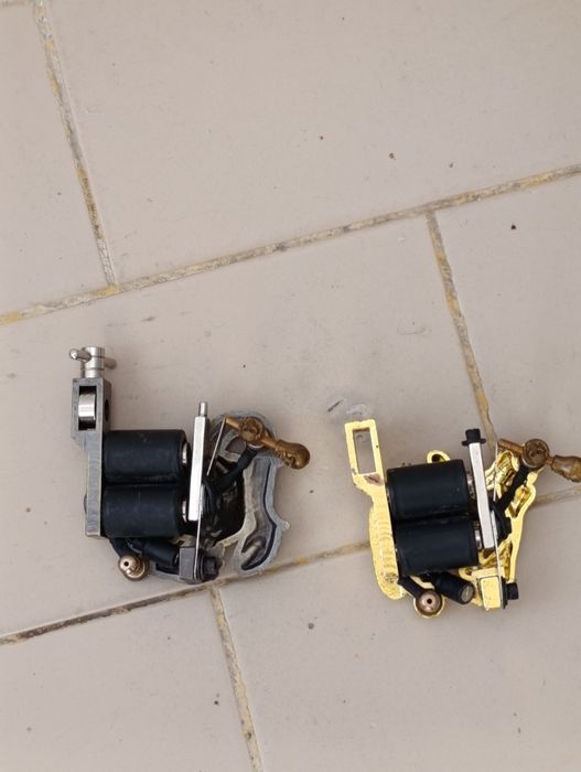 Duas máquinas de tatuagem