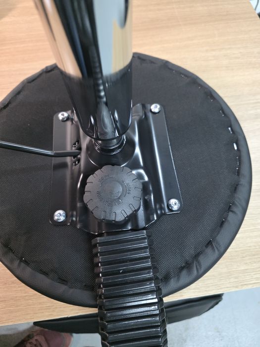 Obrotowy taboret z regulacją wyskosci