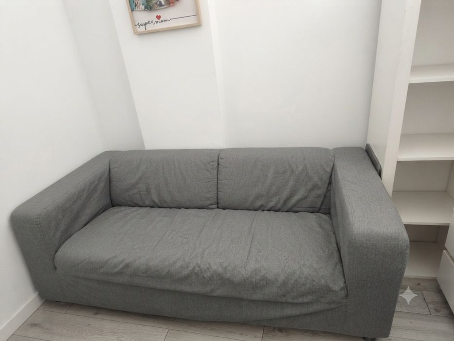 Sofá de três lugares.