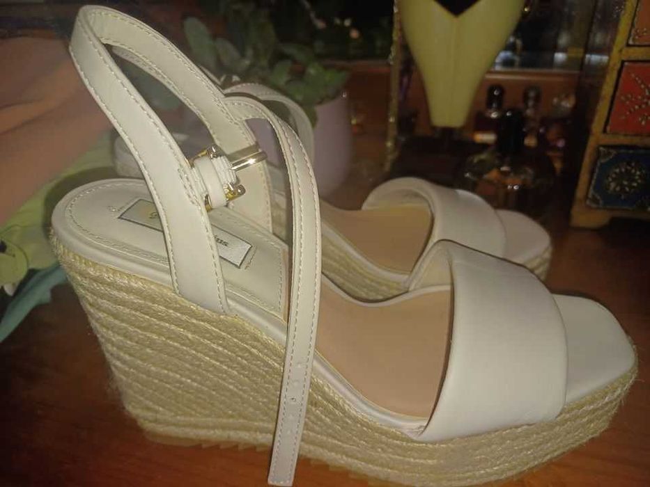 Sandálias de cunha da Stradivarius