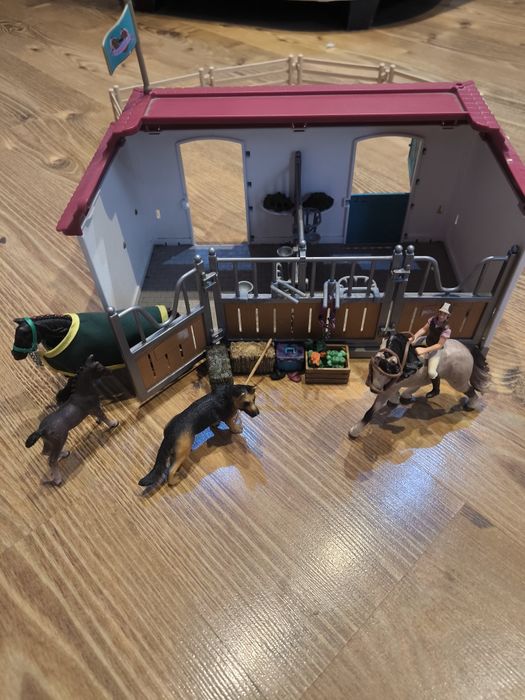 Sprzedam domek że stajnią Schleich