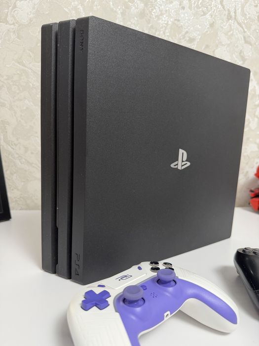 PlayStation 4 Pro 1TB Sony з двома джойстиками
