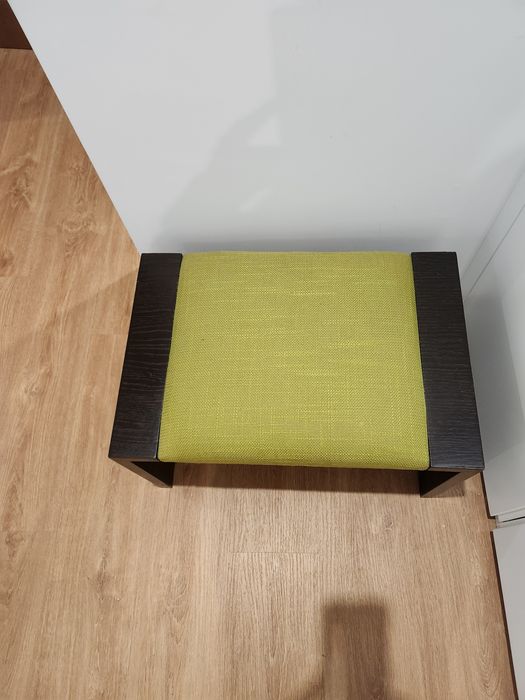 Banqueta em madeira de castanho com tecido verde  60x40x37