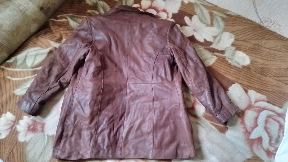 Кожана курточка.