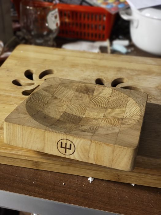 Wklęsła deska do krojenia firmowa.