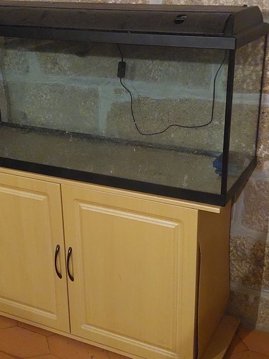 Aquário grande com móvel de suporte