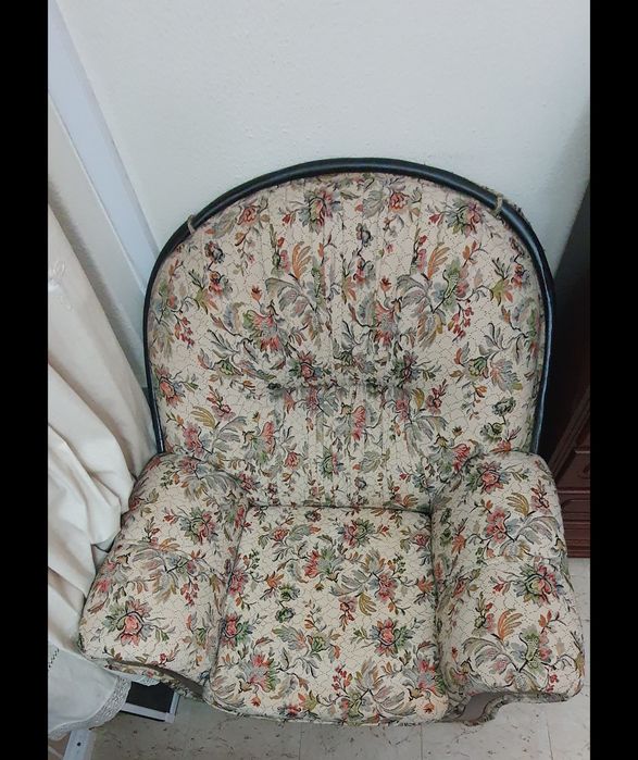 Sofá cama com 3 lugares e 2 maples