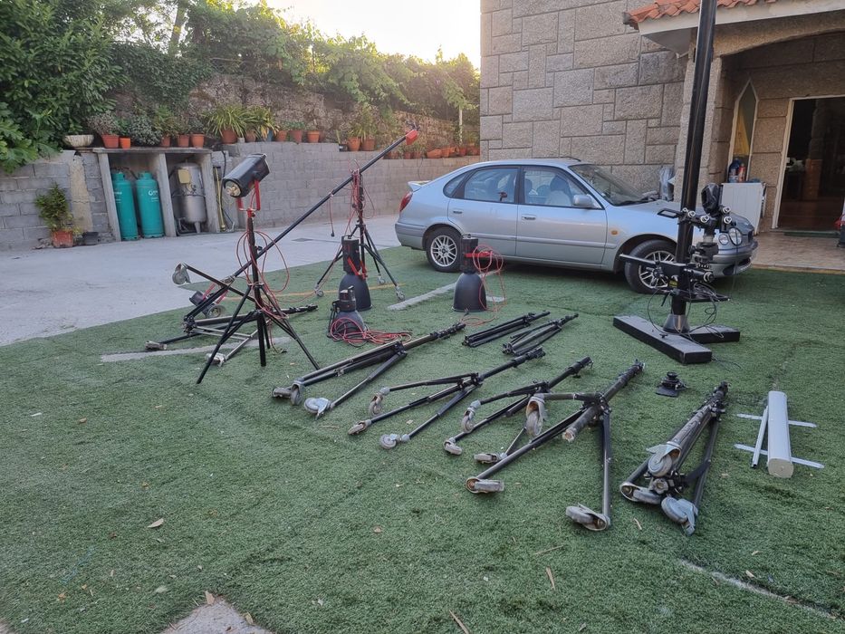 Lote de Equipamento Profissional de Fotografia e Vídeo – Tripés Industriais, Gruas e Iluminação Multiblitz