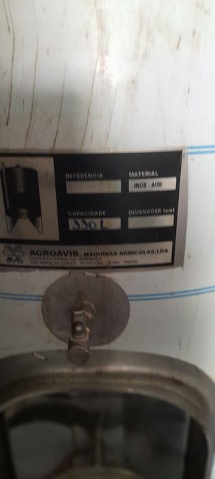 Cuba inox capacidade 330 litros.