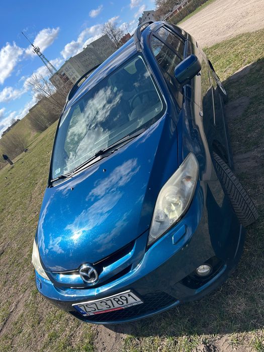 Samochód osobowy Mazda 5.