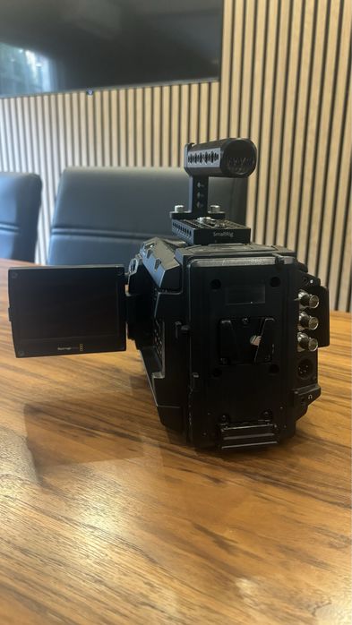 Câmera BLACKMAGIC URSA 4,6k mini pro c/lente,cartão  e acessorios.