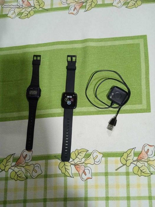 2 Relógios, um é de conetar ao telemóvel, o outro é de Anti-Àgua novos