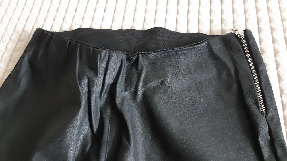 Spodnie skóra ze złotymi ozdobami