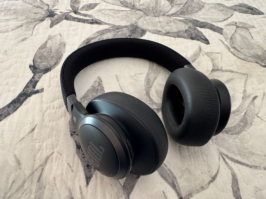 JBL Live 660NC Wireless Over-Ear
Headphone