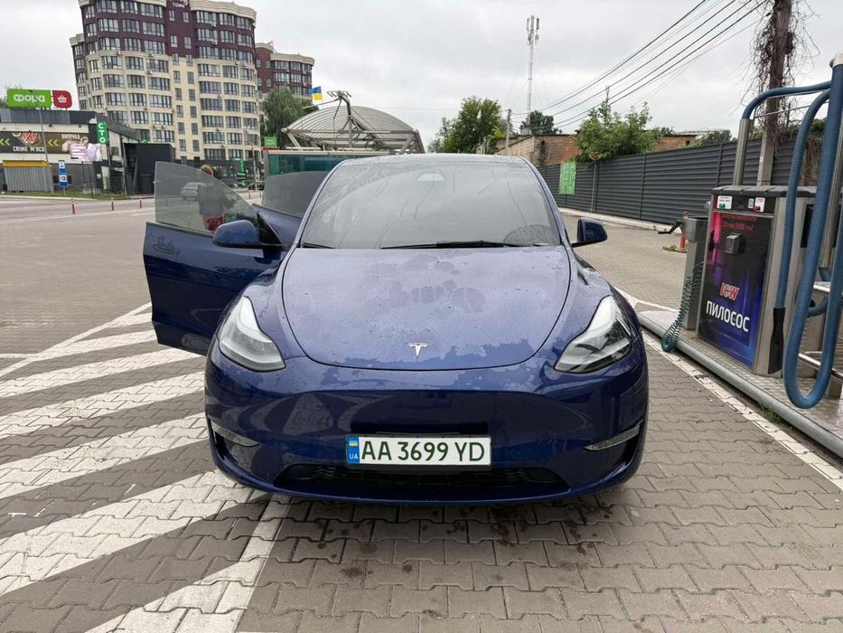 Tesla Model Y Long Range Dual Motor 2024 року.