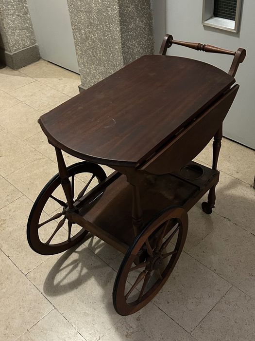 Carrinho de chá de madeira