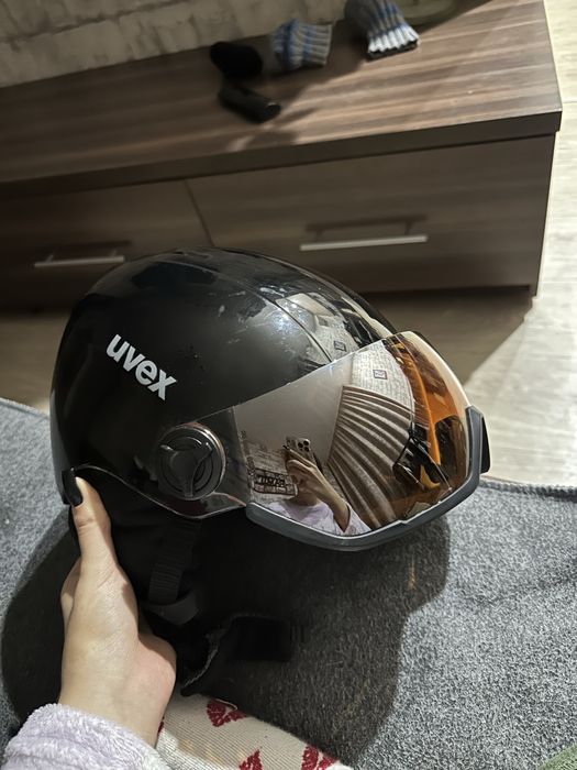 Лижний шолом чорного кольору з окулярами