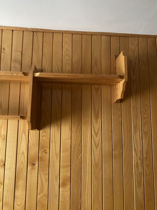 Drewniana półka, długość - 150 cm.