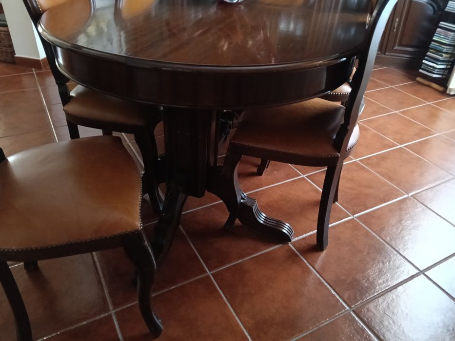 Mobilia de Jantar, cristaleira, mesa e 8 cadeiras