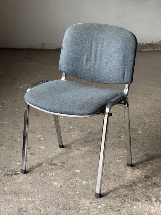 Krzesło (metalowa konstrukcja, materialowe obicie)