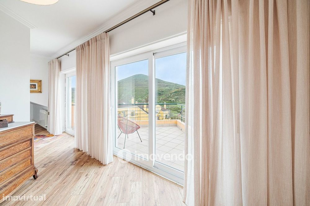 Apartamento T3 Duplex, com estacionamento, no Condomínio do Loural