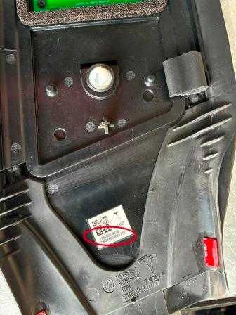 Накладка правої стійки з камерою Tesla Model Y 2024 (1785300-00-В)