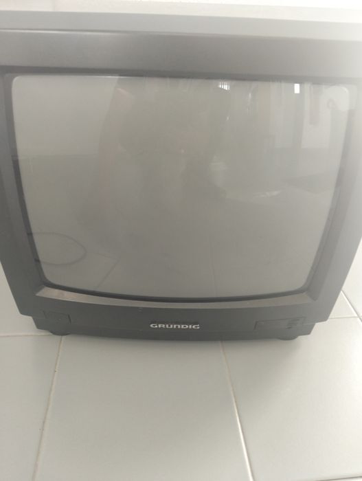 Televisão Grundig pequena sem comando a funcionar