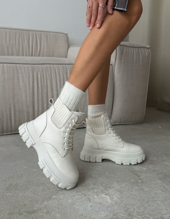 Шкіряні жіночі зимові ботінки, бежеві, тракторна підошва