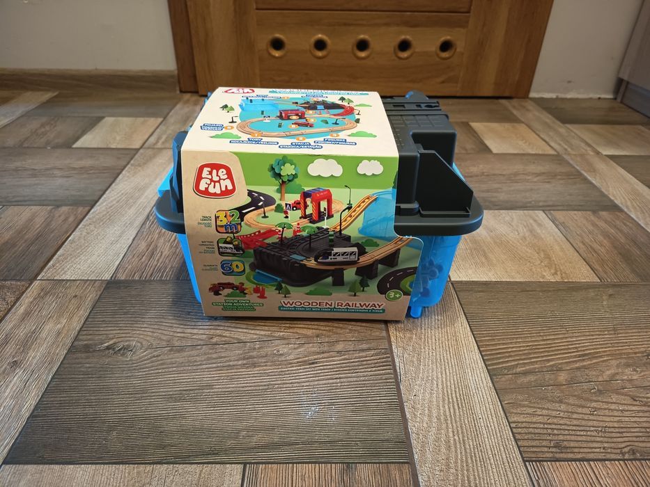 Nowa drewniana elektryczna kolejka z torami