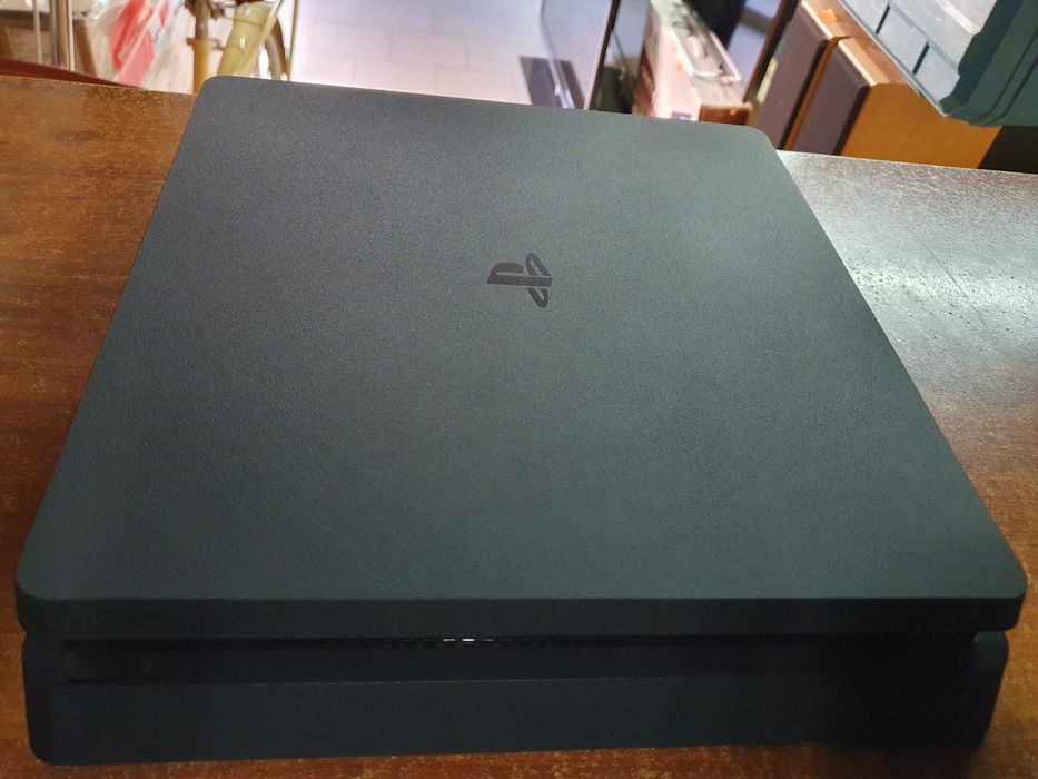 PS4 Play Station 4 Slim pad gra