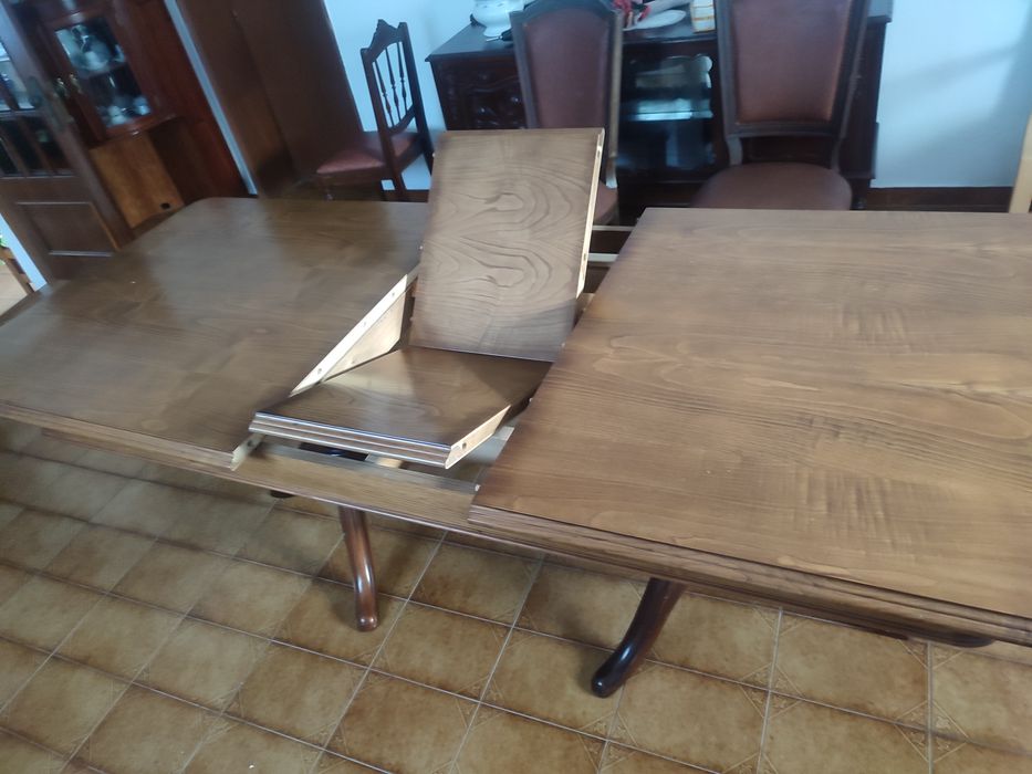 mesa em Madeira com cadeiras