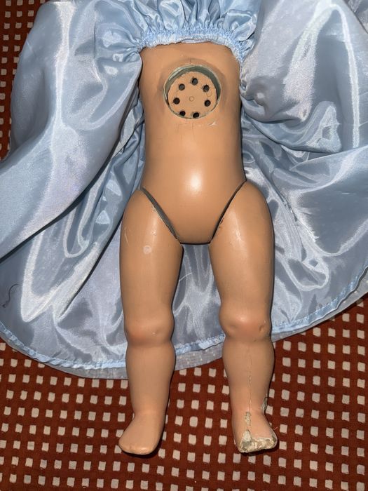 Boneca europeia em massa composta com movimento de cabeça