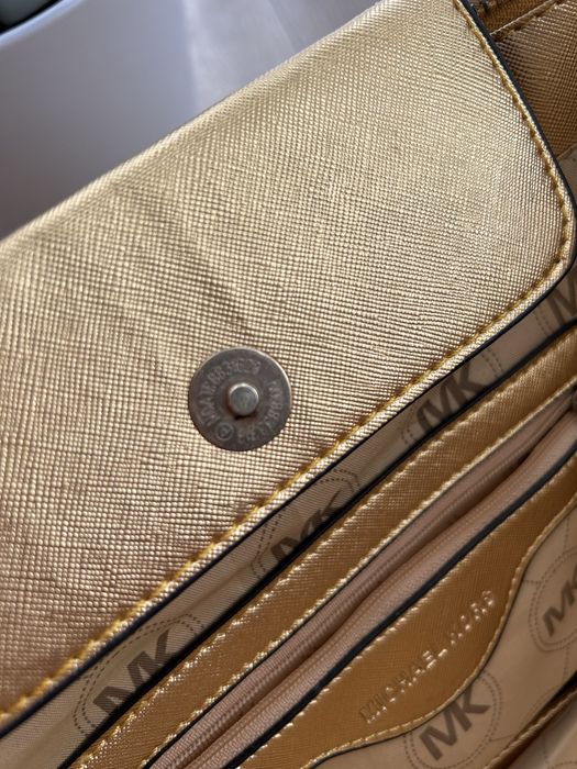 Złota torebka do ręki