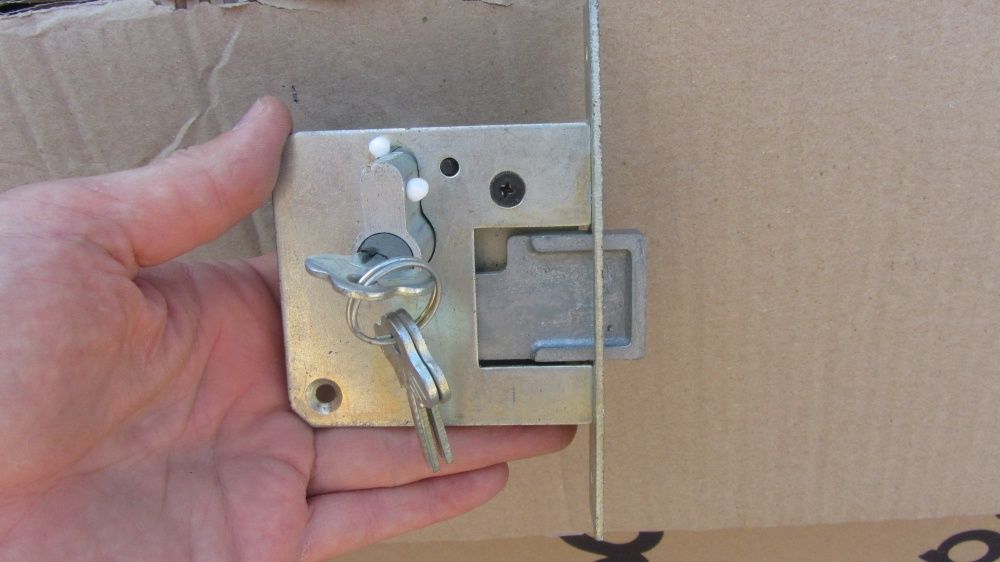 Замок врезной новый