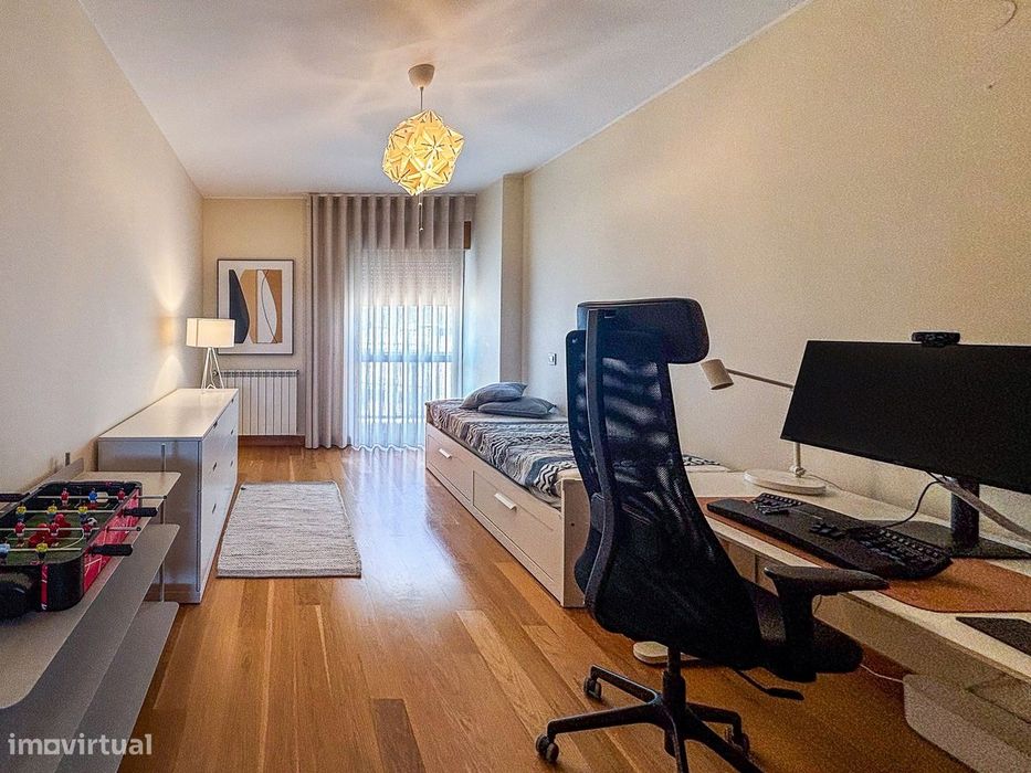 Apartamento T2 mobilado com garagem e elevador para arrendar no centro