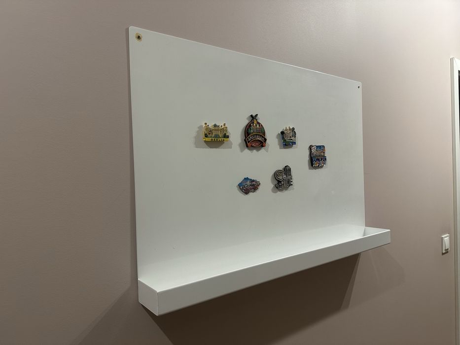 Duża tablica magnetyczna na magnesy biała  z półką 90x60 cm