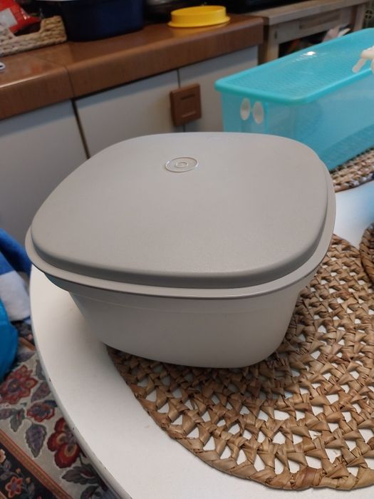 Seis caixas da Tupperwre's  novas comprei  muitas por gostar da marca