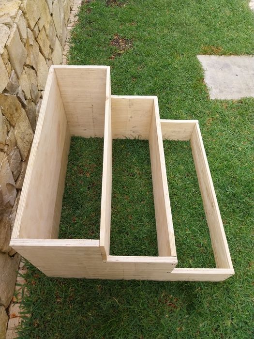 Vendo canteiro para horta com 3 andares.  Medidas 84cm x78cm x 50cm.