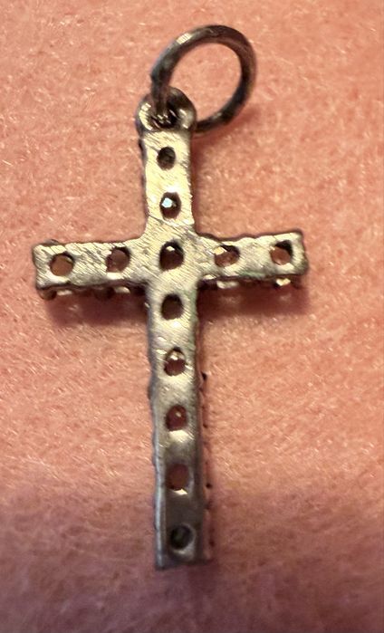 Crucifico em prata com pedra para fio