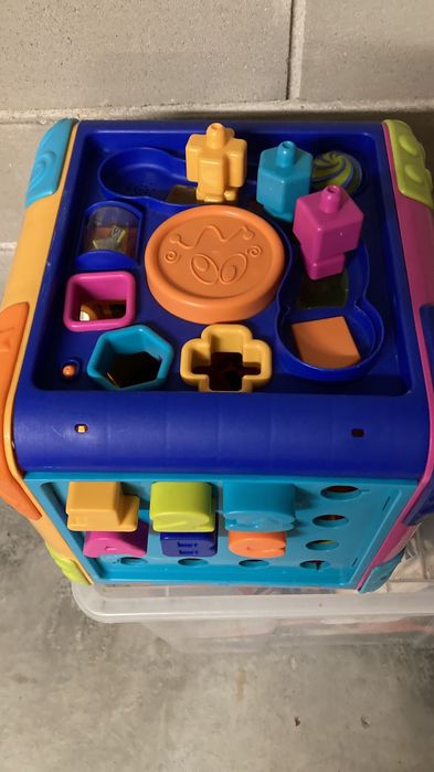 Cubo de actividades para criança